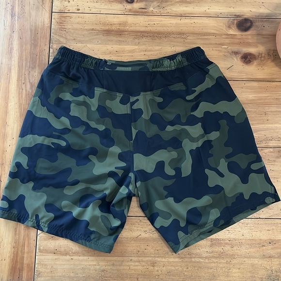 Athletic Arecon workout shorts size XL camo - Picture 2 of 15